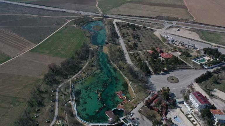 Bozkırın ortasındaki vaha görüntülendi: Tam bir mavi cennet