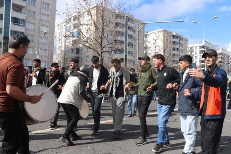 Diyarbakırda nevruz kutlamaları başladı 3 ton odun ateşe verildi