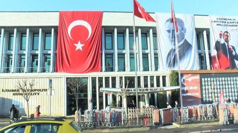 İBB binasında kırılan camlar naylon ile kapatıldı