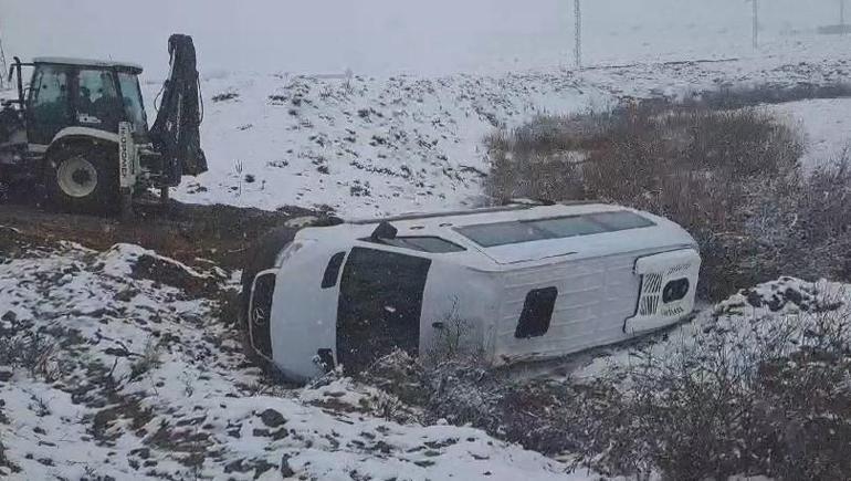 Bingölde işçileri taşıyan minibüs devrildi Çok sayıda yaralı var