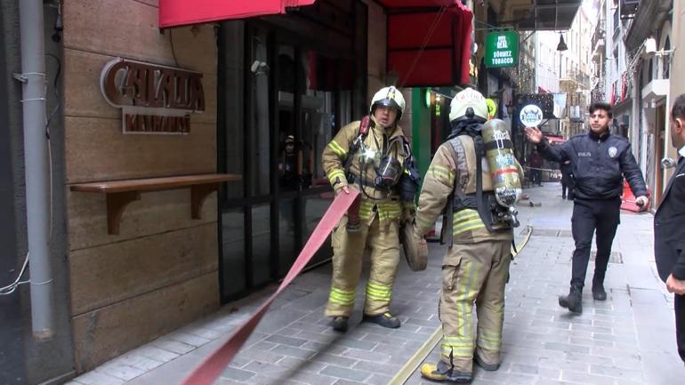 İstiklal Caddesinde tarihi pasajda yangın Çok sayıda ekip sevk edildi