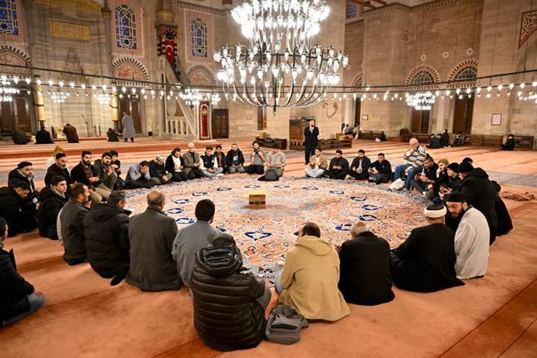 Şehzadebaşı Camisinde toplanan kalabalık caminin tahribatına karşı nöbet tuttu