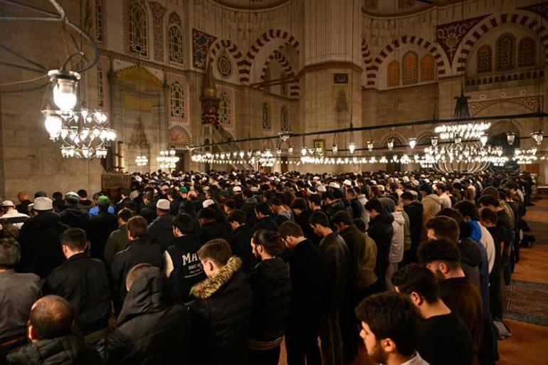 Şehzadebaşı Camisinde toplanan kalabalık caminin tahribatına karşı nöbet tuttu