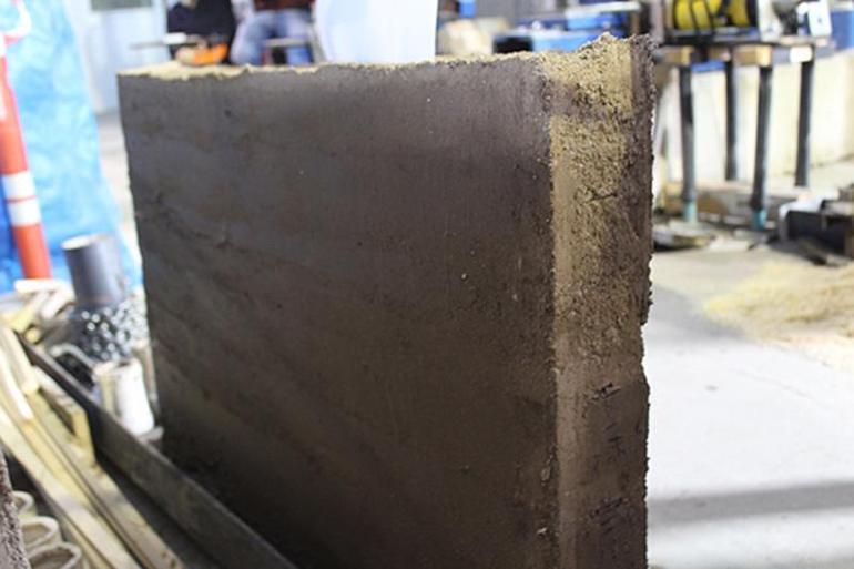 İçinde gram beton yok, 8lik depreme dayanıyor Öğrencisiyle bedavaya duvar yaptı