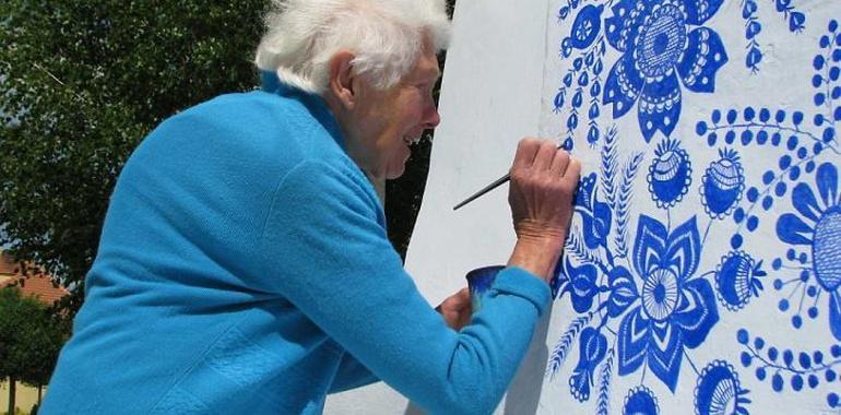 60ında ressam, 98inde duvar başında İs lekesini örtüyor, boyası köfte yağından