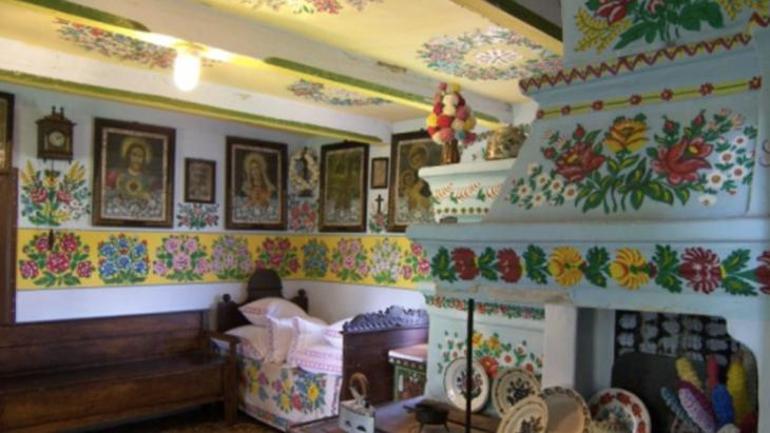 60ında ressam, 98inde duvar başında İs lekesini örtüyor, boyası köfte yağından