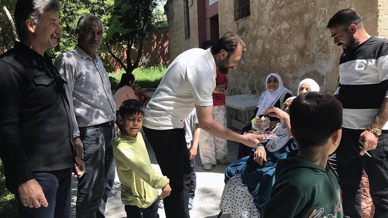 Mahalleli, boş kilisenin bahçesine akın etti Herkes telefona sarıldı