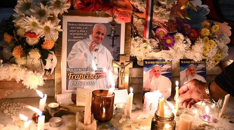 Papa açık tabutta: Elinde tesbih, parmağında yüzük Cenaze programı netleşti