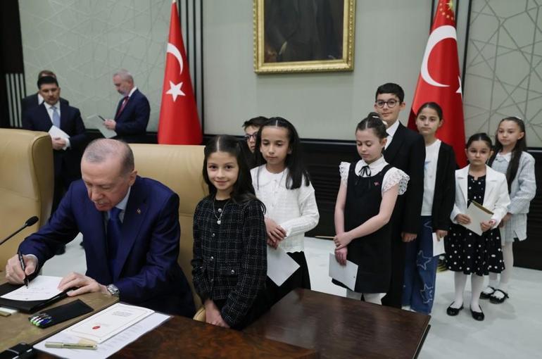 Cumhurbaşkanı Erdoğan çocukları kabul etti Türkiye Yüzyılı hedefimize ulaşana kadar durmayacağız