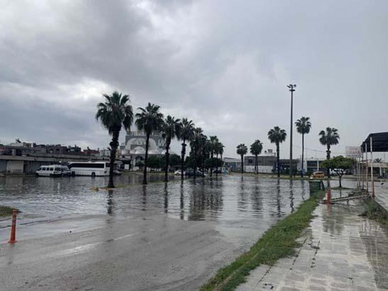 Adanada sağanak sele neden oldu, yol çöktü