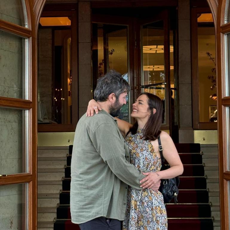 Romantik tatilde evlenme teklifi Ünlü oyuncu yönetmen sevgilisine evet dedi
