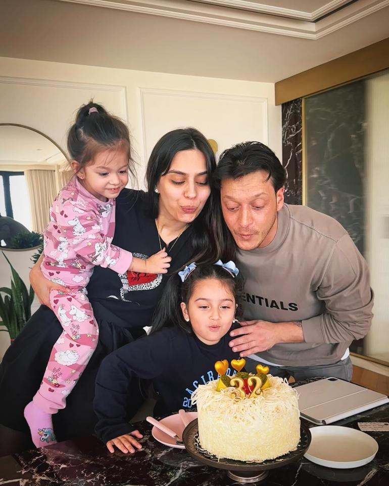 Amine Gülşe 32. yaşına böyle merhaba dedi Instagramdan peş peşe paylaştı