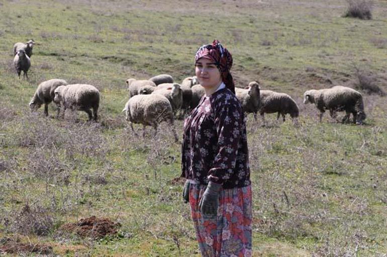 Okuldan sonra şalvarını giyip köy hayatına dönüyor Sosyal medyada ilgi odağı oldu