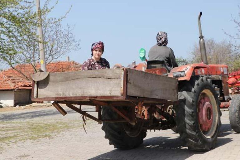 Okuldan sonra şalvarını giyip köy hayatına dönüyor Sosyal medyada ilgi odağı oldu