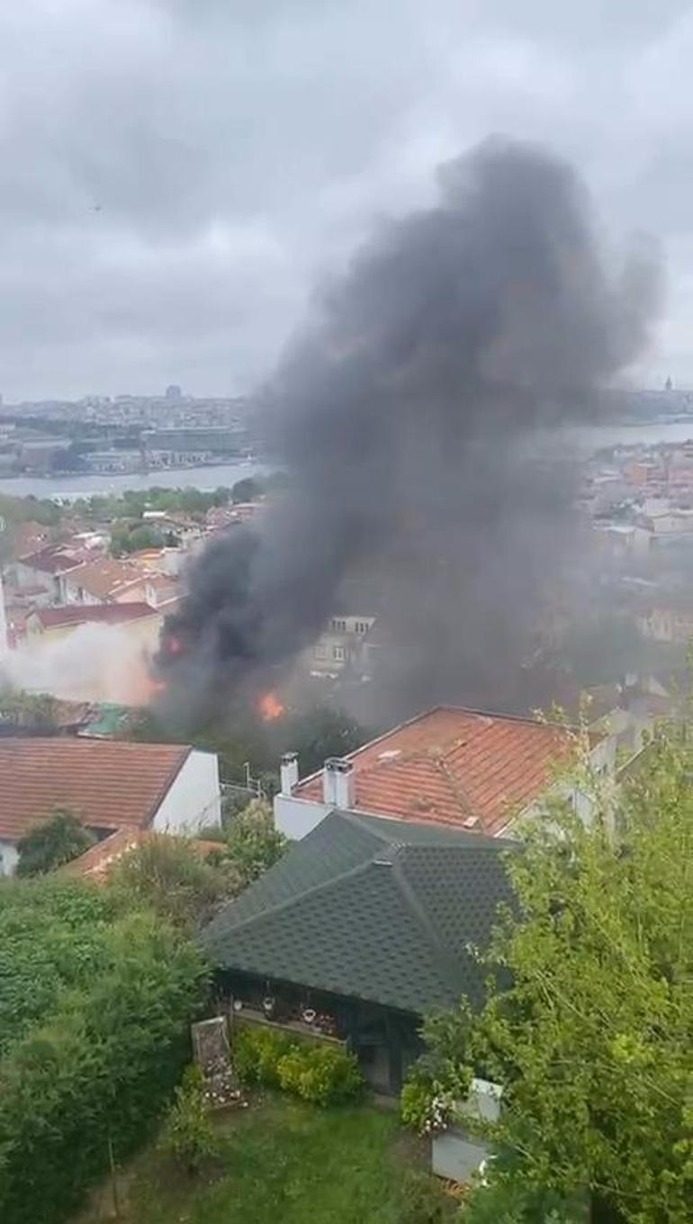 Fatihte 3 gecekonduda yangın Çok sayıda ekip sevk edildi