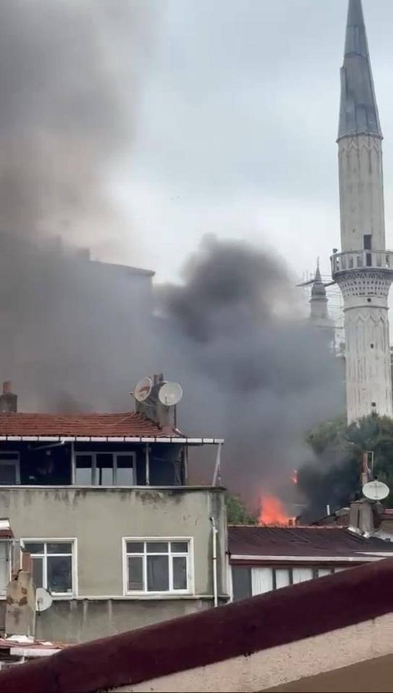 Fatihte 3 gecekonduda yangın Çok sayıda ekip sevk edildi