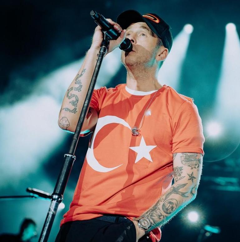 OneRepublic İstanbulda hayranlarıyla buluştu Ryan Tedder Türk bayraklı tişörtle sahneye çıktı