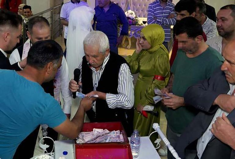 Gerçek kimliği şoke etti Gelin damada su ikramı etti, takı merasimine katıldı... Sonrası inanılmaz