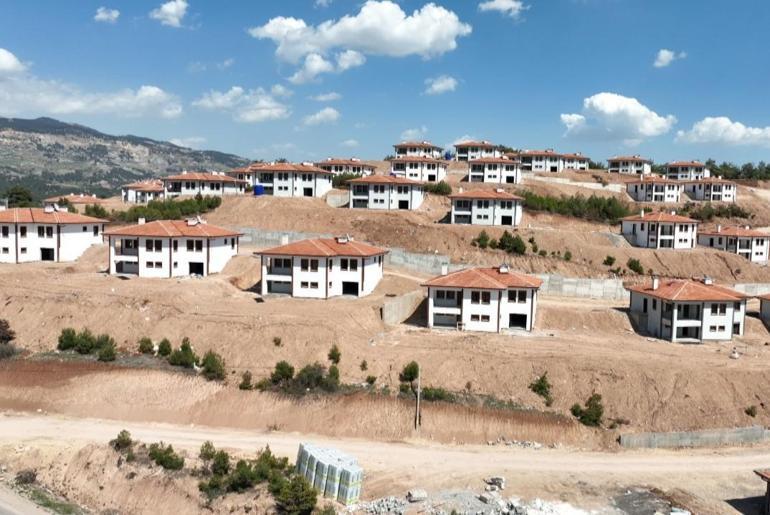 Muhtarı şaşırtan köy: Villa gibi ev yapılacağını tahmin etmemiştik