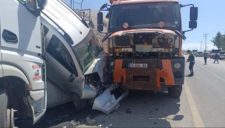 Kontrolden çıkan kamyon ortalığı savaş alanına çevirdi Kaza yerinden ilk görüntüler