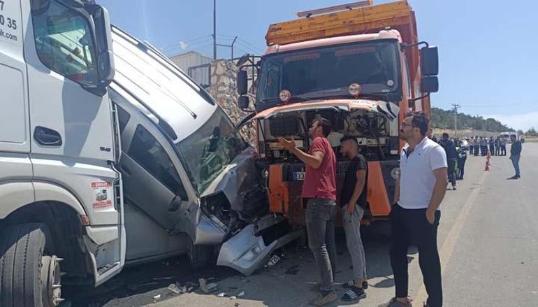 Kontrolden çıkan kamyon ortalığı savaş alanına çevirdi Kaza yerinden ilk görüntüler