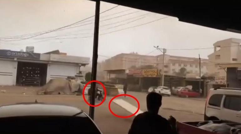 Fırtınada uçan levha tellere çarpıp yön değiştirdi Motosikletteki 2 kişi ölümden döndü