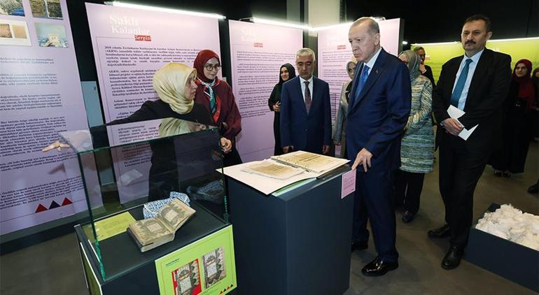 Cumhurbaşkanı Erdoğan Saklı Kalanlar sergisini gezdi