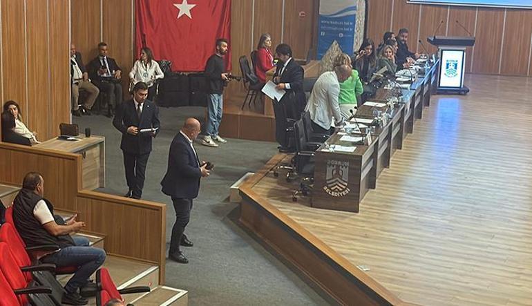 Bodrumda olağan meclis toplantısında kendilerine söz verilmeyen AK Partililer salonu terk etti