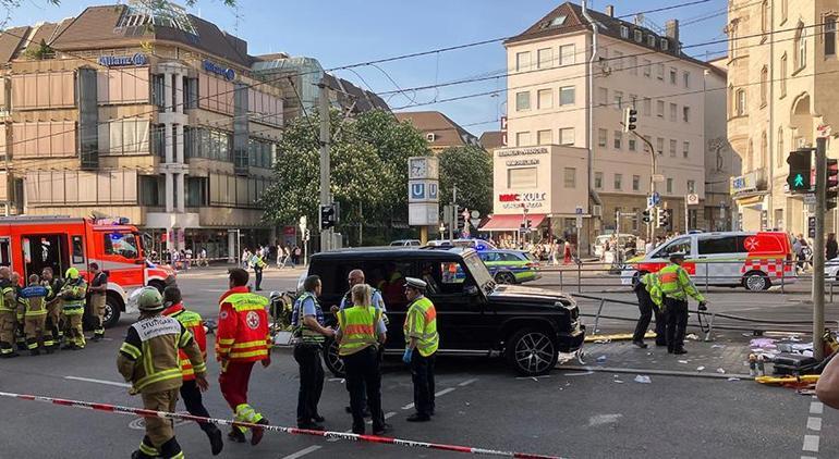 Almanyanın Stuttgart kentinde bir araç kalabalığın içine daldı: Yaralılar var