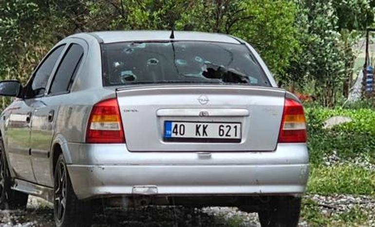 Kar topu büyüklüğünde dolu Araçların camları kırıldı