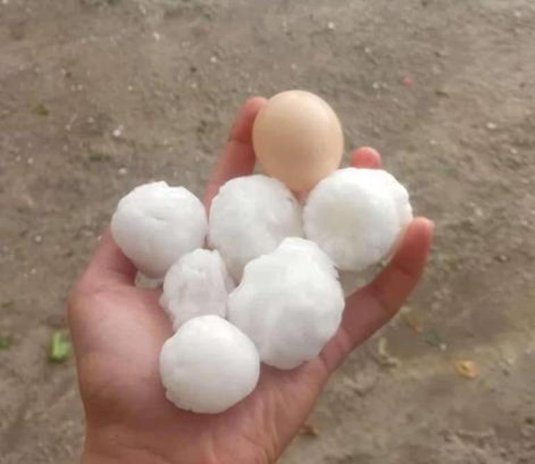 Kar topu büyüklüğünde dolu Araçların camları kırıldı