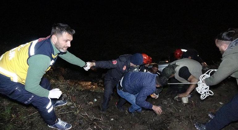 Kontrolden çıkan araç dereye uçtu 3 kişi yaralandı