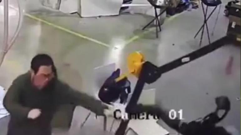 Ürperten görüntü Robot, insanları dövdü... Geriye tek bir çare kaldı