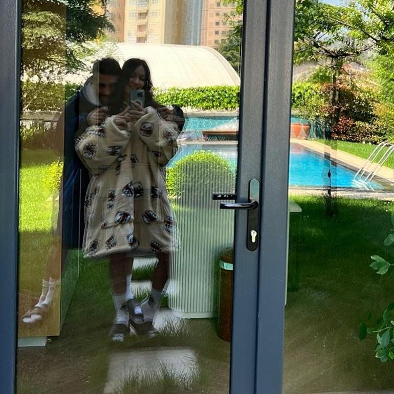 Romantik sevgili Oğuzhan Koç sevgilisi Hazal Subaşına aşkını ilan etti