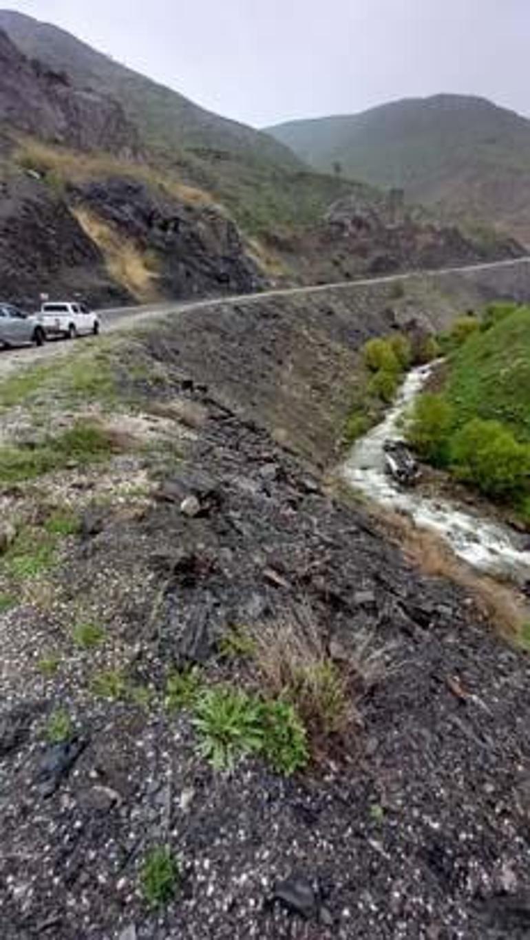 Hakkaride işçileri taşıyan minibüs dereye devrildi 2 ölü, 3 yaralı