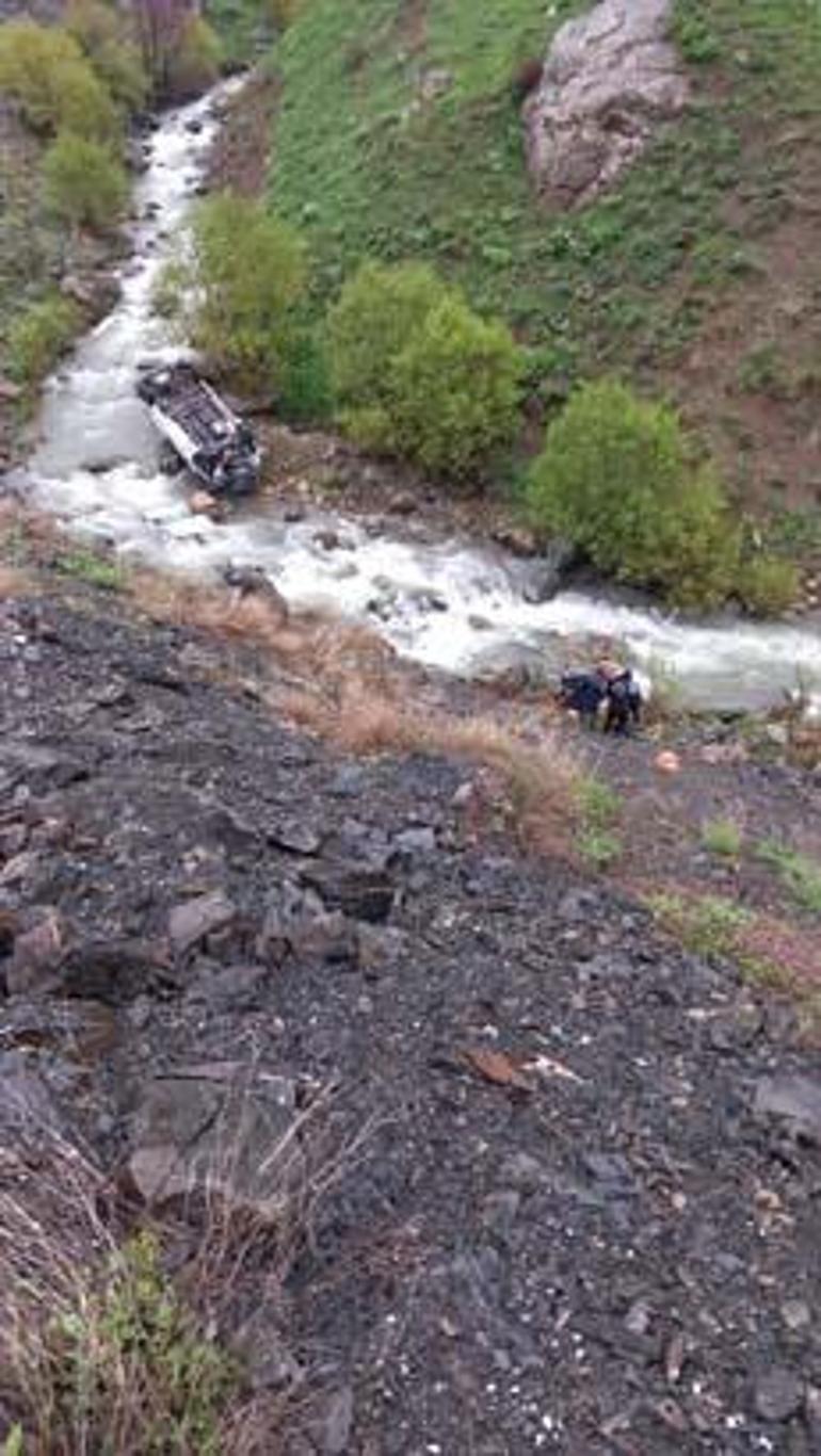 Hakkaride işçileri taşıyan minibüs dereye devrildi 2 ölü, 3 yaralı
