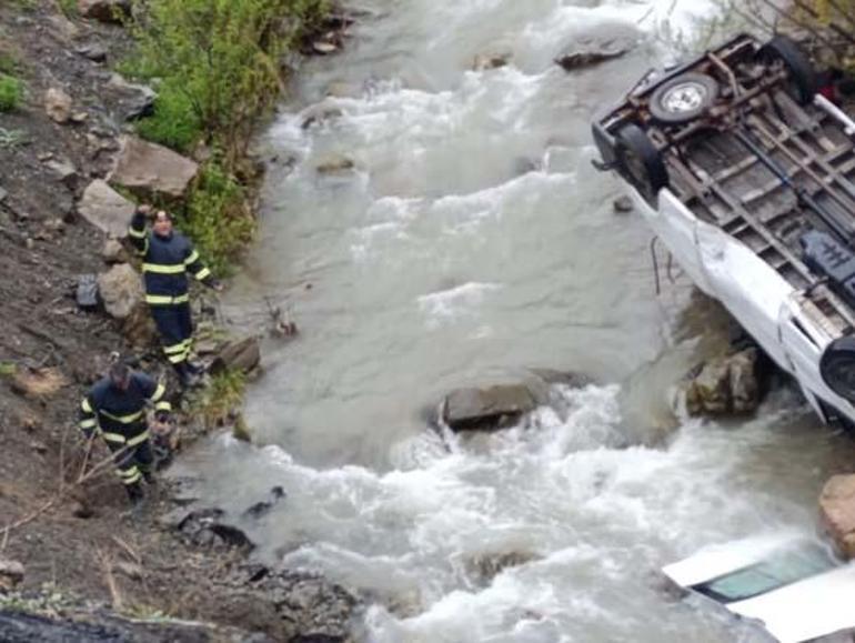 Hakkaride işçileri taşıyan minibüs dereye devrildi 2 ölü, 3 yaralı