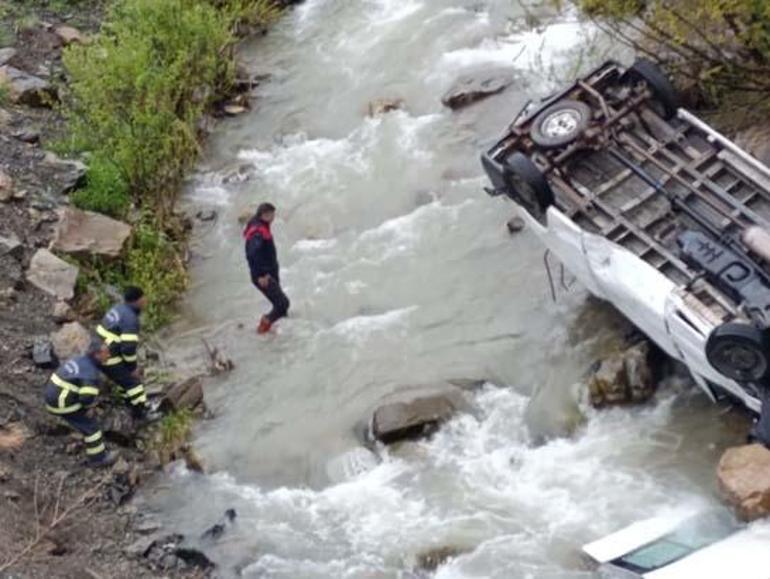 Hakkaride işçileri taşıyan minibüs dereye devrildi 2 ölü, 3 yaralı