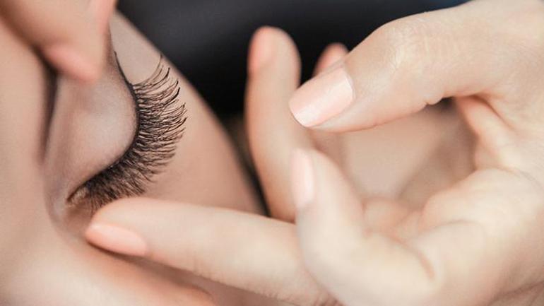 Soyez prudent avec la santé de vos yeux lorsque vous utilisez des faux cils, leurs adhésifs peuvent provoquer des allergies