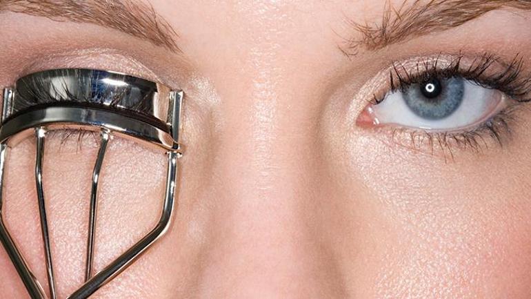 Soyez prudent avec la santé de vos yeux lorsque vous utilisez des faux cils, leurs adhésifs peuvent provoquer des allergies