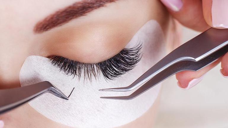 Soyez prudent avec la santé de vos yeux lorsque vous utilisez des faux cils, leurs adhésifs peuvent provoquer des allergies