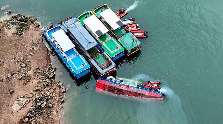 Son dakika Çinde turist tekneleri alabora oldu: 9 ölü, 70 yaralı