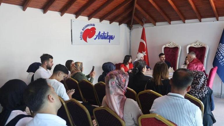 Evlilik yıl dönümünün unutamamak için akın ettiler Onlarca çift aynı gün evlendi