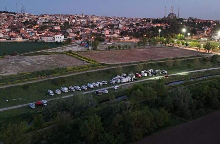 Türkiyenin dört bir yanından akın ettiler: Erkenden gelip yerimizi kapatalım dedik