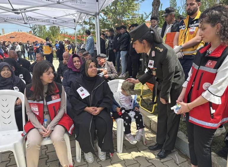 Kadın komutan, şehit kızının isteğini ağlayarak yerine getirdi Toplu iğne babama batıyor