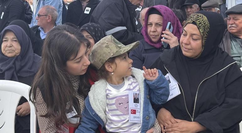 Kadın komutan, şehit kızının isteğini ağlayarak yerine getirdi Toplu iğne babama batıyor