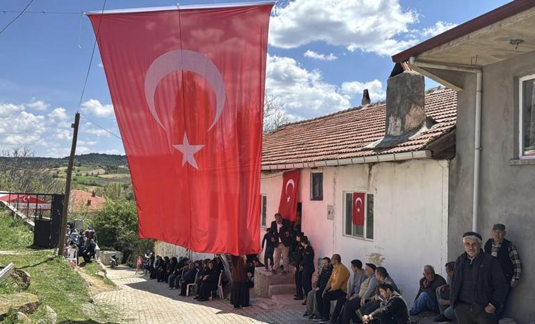 Kadın komutan, şehit kızının isteğini ağlayarak yerine getirdi Toplu iğne babama batıyor