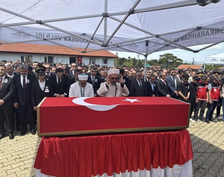 Kadın komutan, şehit kızının isteğini ağlayarak yerine getirdi Toplu iğne babama batıyor
