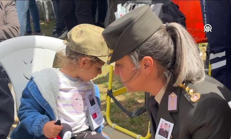 Kadın komutan, şehit kızının isteğini ağlayarak yerine getirdi Toplu iğne babama batıyor