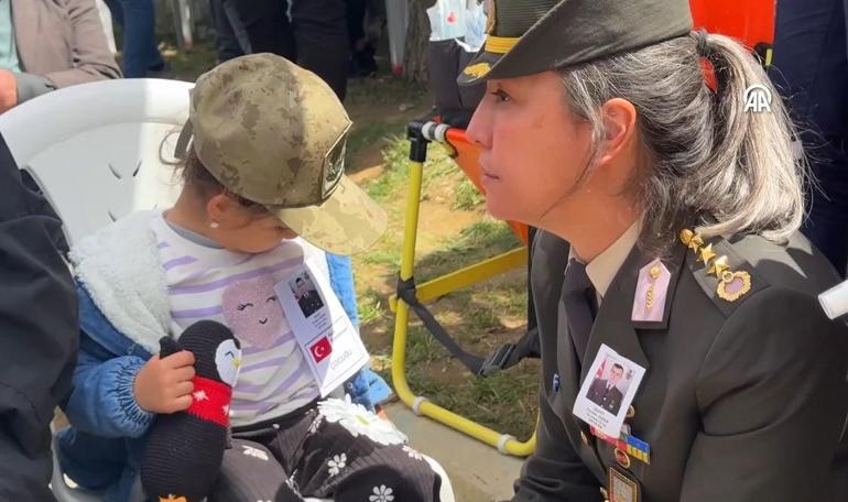 Kadın komutan, şehit kızının isteğini ağlayarak yerine getirdi Toplu iğne babama batıyor